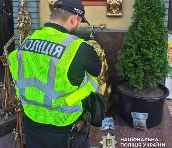 Біля ресторану в Дніпровському районі Києва знайшли куртку з гранатами та запалом Біля ресторану в Дніпровському районі Києва знайшли куртку з гранатами та запалом